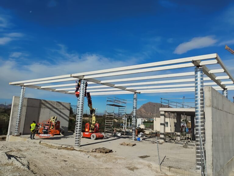 Montaje de la estructura metálica del almacén de residuos del Hospital Vega Baja