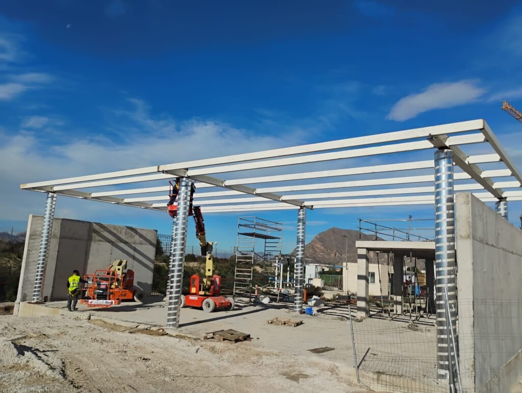 Estructura metálica de nave industrial fabricada e instalada por Puertas Metálicas del Mediterráneo — Hospital Vega Baja