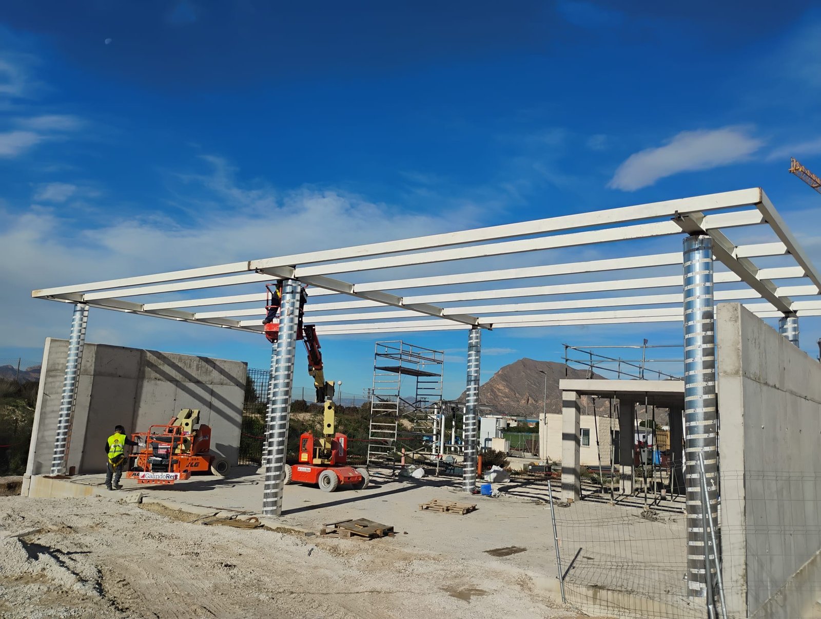 Estructura metálica de nave industrial fabricada e instalada por Puertas Metálicas del Mediterráneo — Hospital Vega Baja