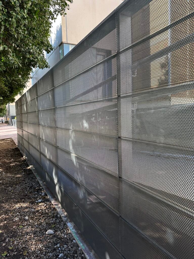 Trabajo de carpintería y estructuras metálicas realizado por Puertas Metálicas del Mediterráneo en Alicante (foto 34)