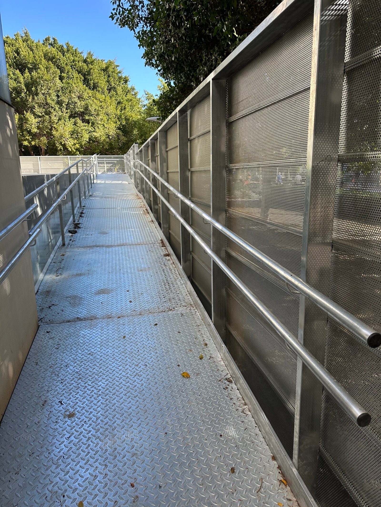 Barandilla metálica instalada en pasarela por Puertas Metálicas del Mediterráneo