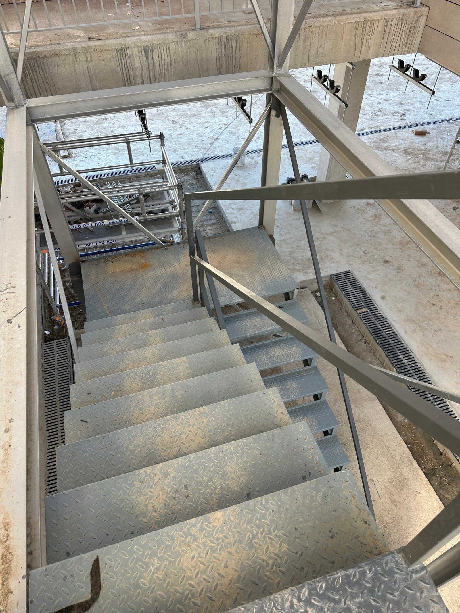Estructura de cubierta metálica fabricada por Puertas Metálicas del Mediterráneo