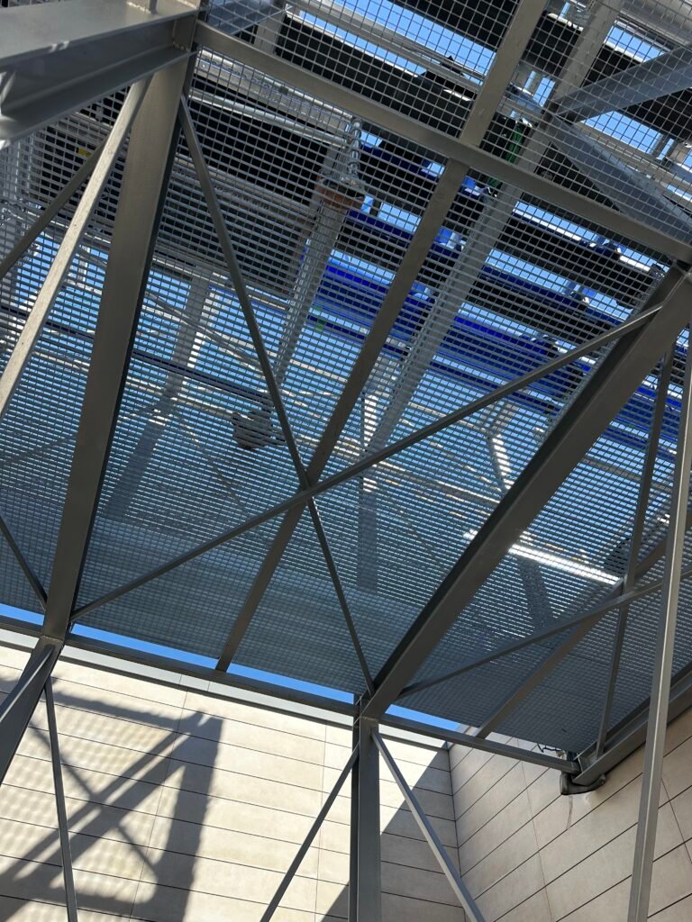 Vista desde abajo de la estructura de acero y el tramex en el Hospital Vega Baja