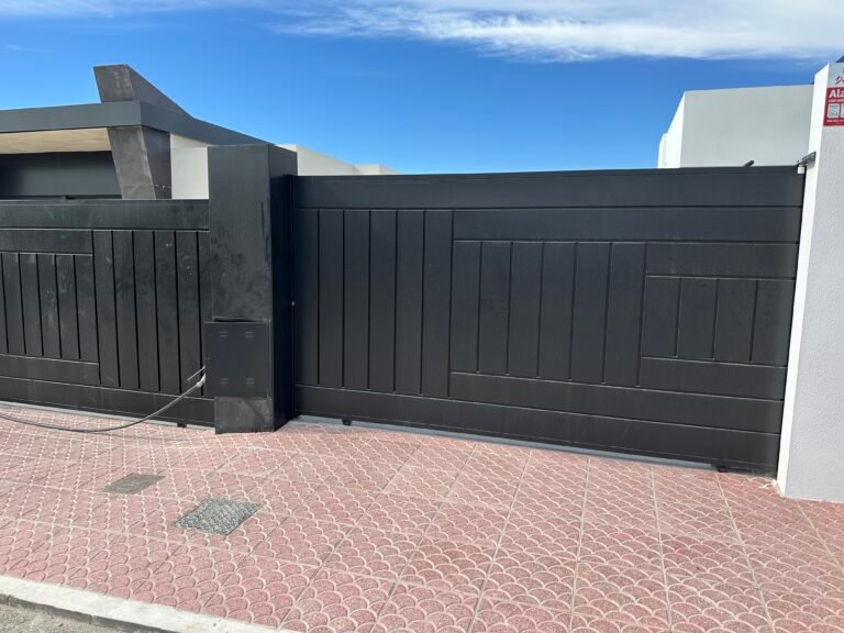 Trabajo de carpintería y estructuras metálicas realizado por Puertas Metálicas del Mediterráneo en Alicante (foto 42)