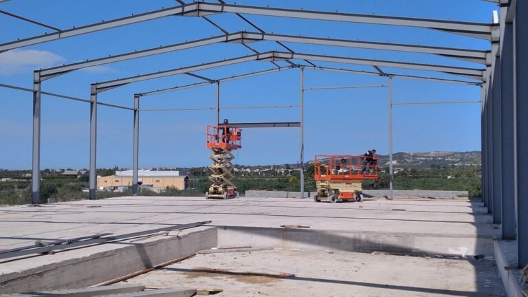 Estructura de pórticos metálicos de nave industrial en montaje